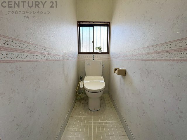 温水洗浄便座付トイレは温水洗浄機能により、暖かい水でおしりを洗浄することができ、冷たい水を使う従来の便座に比べ、温水洗浄機能で暖かいトイレを提供し、快適な使用を可能にします。　
