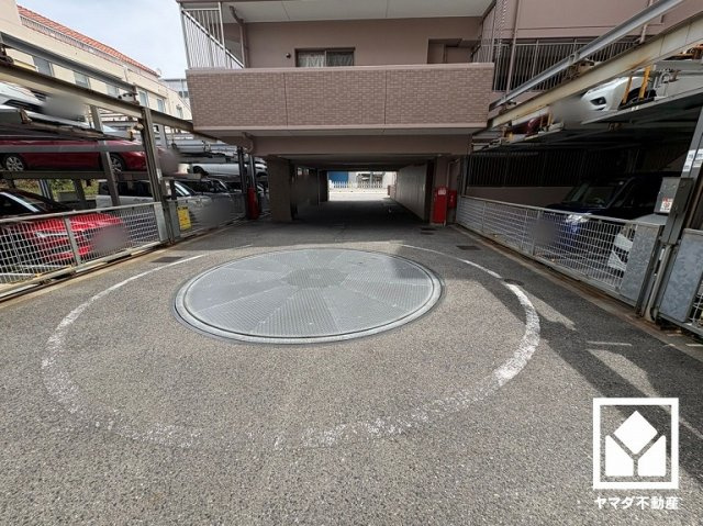 敷地内に駐車場を完備。重い荷物や雨の日の移動もスムーズで、快適なカーライフを実現。