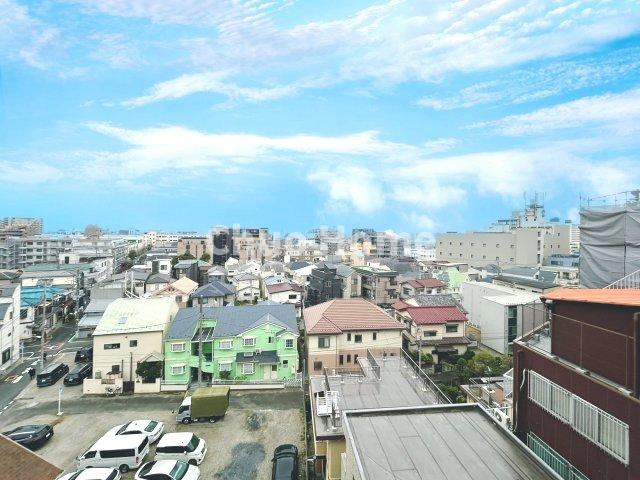 手を伸ばせば、ふれることが出来そうな環境が、そのままインテリアになったような印象です。その豊かな眺望にふさわしい空間には、通風・採光にも優れ、心地よい光と風があふれています