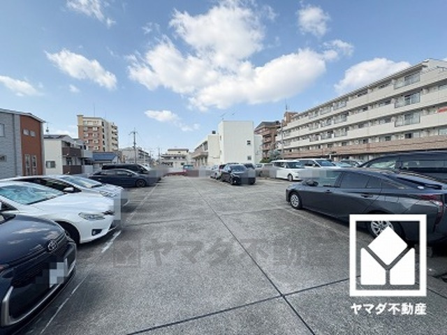 現在、駐車場に空きがございます。空き状況は変動いたしますので、詳細は弊社スタッフまでお気軽にお問い合わせください。