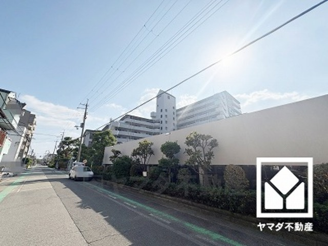 13階建て10階部分で前面に視界を遮る高い建物がなく、バルコニーからは開放的な景色が広がります。開放感あふれる眺望と利便性が融合した住まい？？穏やかな毎日をここから。