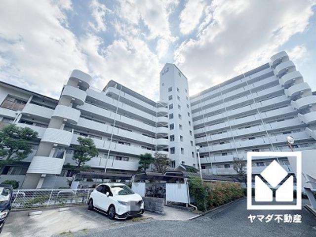 キッチンは空間を有効活用できる壁付けタイプ。L型なので作業動線が最短距離で効率良く動けます。コーナー部分の作業スペースをより広く確保できているのも魅力です。