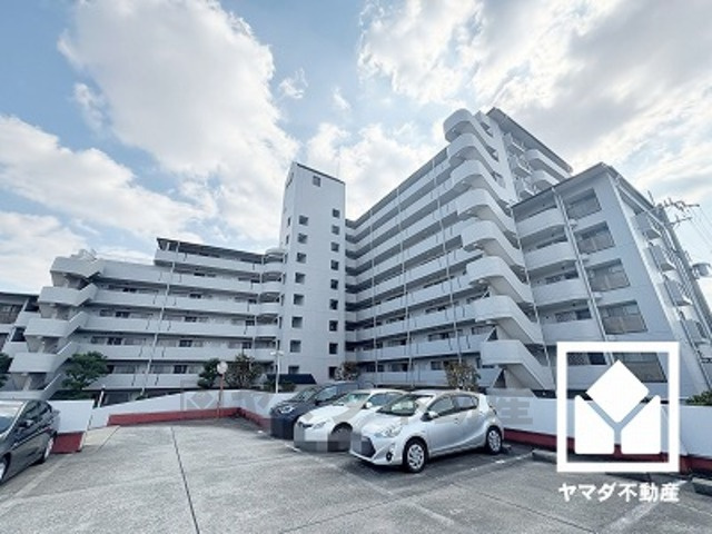 収納付きでスッキリお使い頂ける3面鏡の洗面台がございます。洗面ボウルが広めなので、忙しい朝でも身支度がしやすく時短になります。