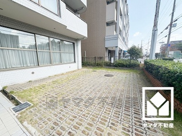 室内洗濯機置場がございますので、天候に左右されず洗濯していただけます。上部に棚があるので消耗品などをスッキリ置けるのも嬉しいポイント。