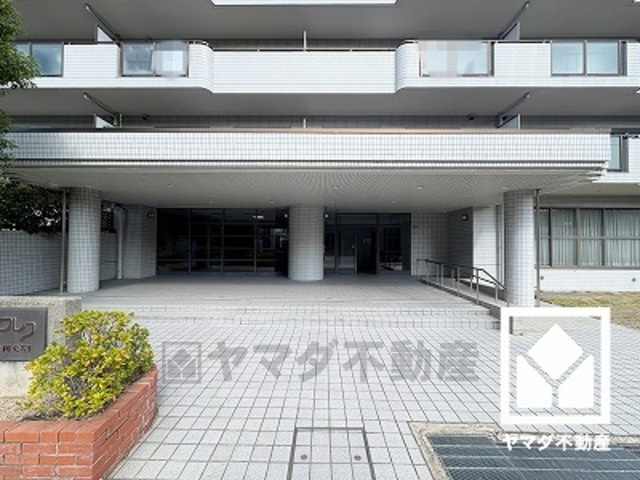 広々とした明るいエントランス。綺麗に整備されており、帰宅時や来客時にも気持ちの良い空間です。