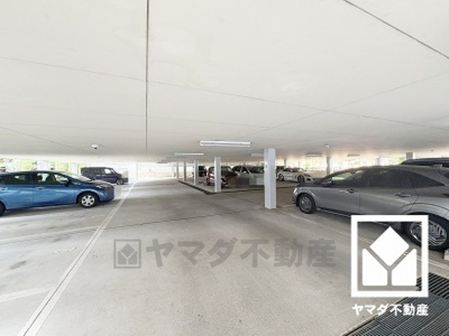 敷地内に駐車場を完備（月額10000円～15000円）。出入口はロボットゲート付き。15000円の区画は1900mm以下の高さ制限がございます。