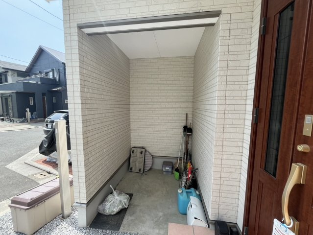 玄関横に屋根付きスペースがあります。