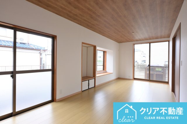 日当たりがよく広いリビングは家族が自然と集まる居心地の良い空間です♪