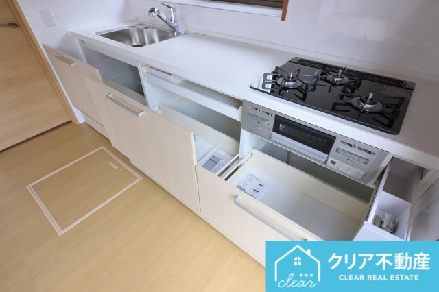 スライド収納付きシステムキッチン。パスタ鍋や圧力鍋の出し入れもスムーズ！
