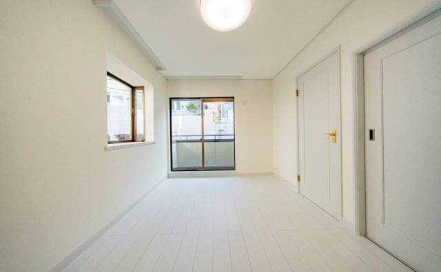 二面採光で明るい洋室