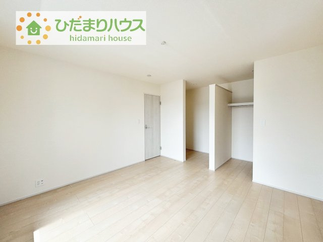 広めの主寝室は、ベッドの他にもパソコンデスクやドレッサーなども置けちゃいます(*^-^*)