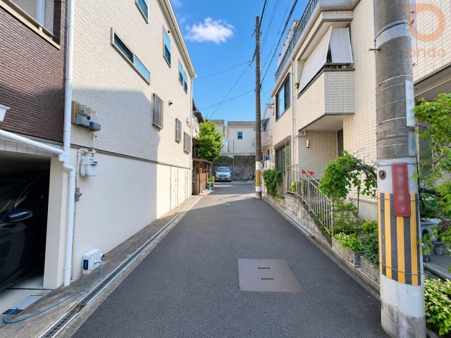 【前面道路含む現地写真】　全面道路幅員：約4.08～4.21m