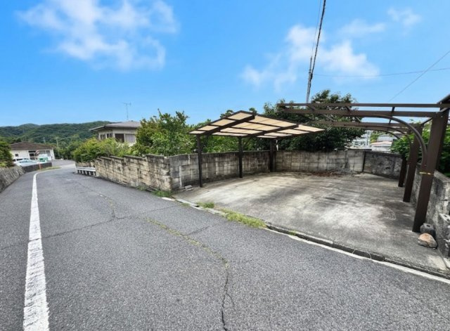 道路に面して設けられた、ゆとりのある駐車スペースです。敷地と道路の位置関係や駐車スペースの広さなど、写真だけでは分かりにくい部分については、ぜひ現地で実際の車の出し入れとあわせてご確認ください。