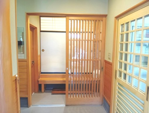 和室との仕切りは和の雰囲気を感じさせる木製の引き戸です！