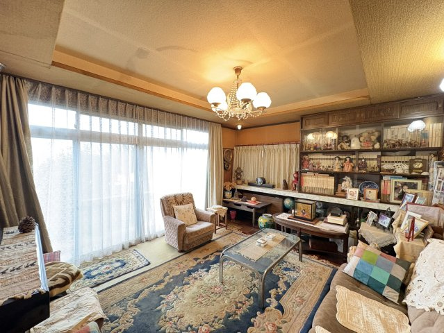 1階の約8帖洋室は、大きな窓からやわらかな光が差し込む広々空間。家具配置もしやすく、リビングとしても来客用のお部屋としても活躍します。リフォームにより、より明るく洗練された空間づくりが可能です。