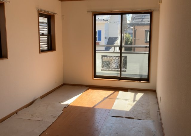 洋室のメリットは重い家具が置きやすく、身の回りが整理しやすいことです。　床がフローリングのため畳とは異なり凹みにくいです。　クローゼットなど収納が豊富で、普段使わない旅行カバンや服の整頓も簡単にです。