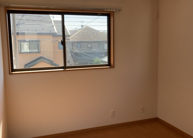 寝室でゆっくりと過ごすためにはベッド周りの適度な空間を担保することや窓の位置、照明の明るさ、寝室の広さなどを考える必要があります。自身や家族の構成とライフスタイルに併せて寝室にする部屋を選びましょう！