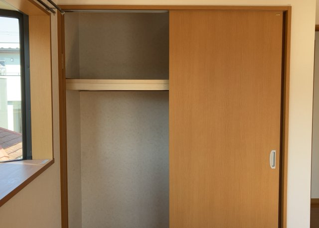 デザイン性を重視しすぎて収納が少なかった！なんてことにならないため、事前に現地で収納の数を確認しておくことをお勧めします。クローゼット以外にも床下収納や屋根裏収納、パントリーなどもチェックしましょう。