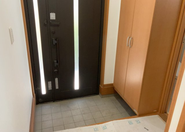 玄関は家の顔でもあり、家族以外の目にも止まる場所です。玄関は外との間を仕切る扉、靴などをしまっておく収納スペース、靴脱ぎのたたきスペース、来客とのやり取りをするドアホンなど複数のアイテムからなります。