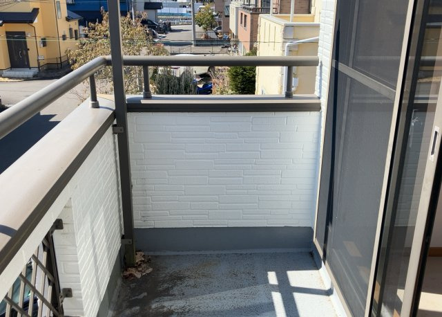 バルコニーは、室外の専用スペースのうち、「屋根がなく開放された空間」であるものを指します。ベランダより広いタイプのものが多く、日当たりもよいため家庭菜園などを楽しみたい人にとって適した環境となります。