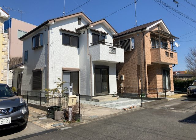 住宅用の土地では前面道路に2m以上接していなければならないと法律で定められています。しかし、お持ちの車のサイズやライフスタイルなどにより、2mでは利便が悪い場合もございますので、事前に確認しましょう。