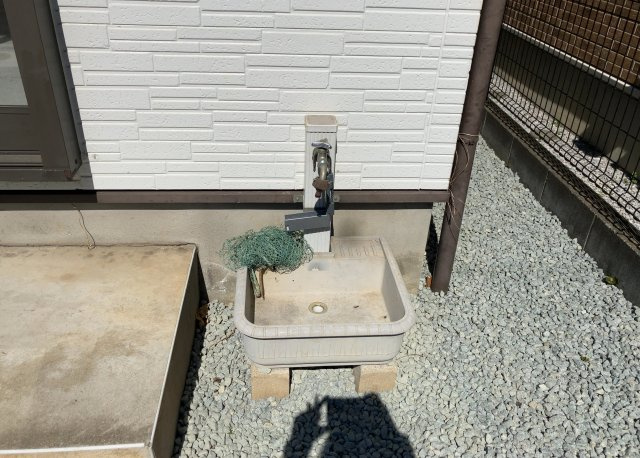 敷地内に散水栓や立水栓があると便利です。水道水を直接利用できるため、水を運ぶ手間を省くことが出来ます。大量の水を必要とする洗車作業や清掃などに役立ちます。その他設備とあわせて、現地でご確認ください。