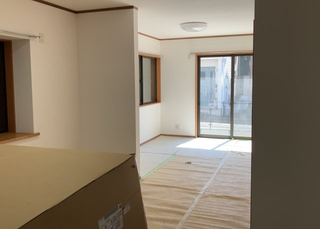 L型アイランドタイプは、キッチンからダイニングにもリビングにも目が行き届くので、とても使いやすい配置です。L字型独立タイプは、キッチンを独立させてるためLDKというよりもLDといった様なイメージです。