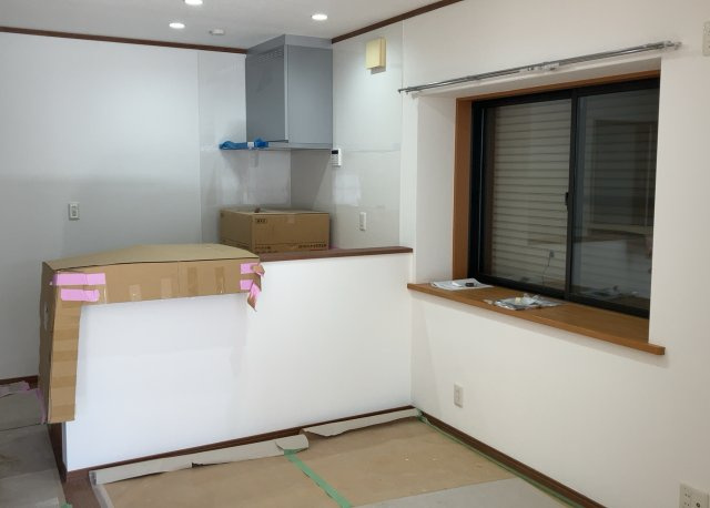 ダイニングは、食事や家族の団らんスペースとしてだけではなく、ほかの用途としても使用することができます。ダイニングテーブルを置き、食事のためのスペースを作ることでリビングとの差別化を図ることができます。