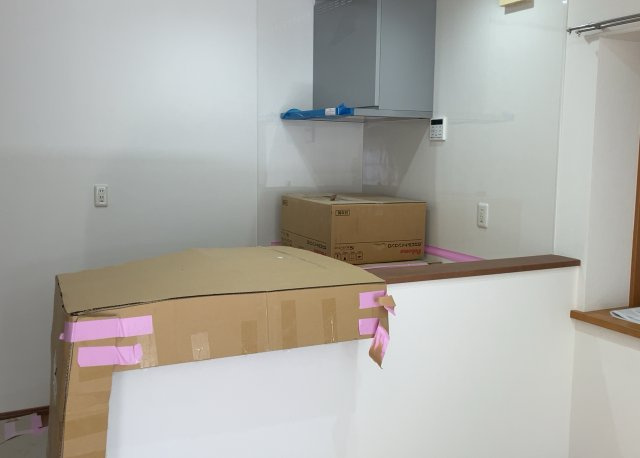 DKの物件でも広く見せたい方は、ダイニングスペースを広く使えるように工夫しましょう。低めのダイニングソファを置くと、家具の圧迫感が減り、広く見せることができ、ダイニングをリビングのように使用できます！