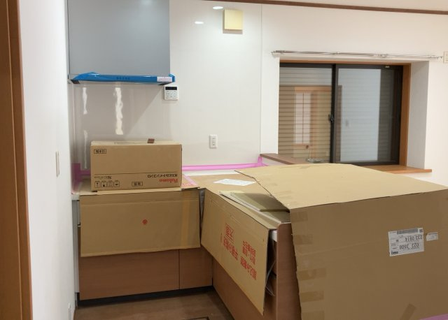 ダイニングとキッチンの間を扉や壁などで仕切らず、一体化させた間取りです。キッチンカウンターがついている物件ならば、食事をキッチンカウンターで取ることで、ダイニングスペースをリビングとして使用できます。