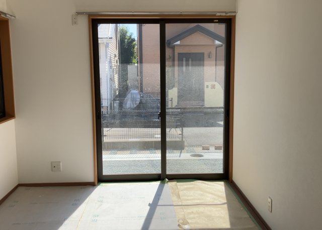 サッシは、ガラス窓に使用される金属製の窓枠です。一般的に住宅建築では、金属製建具工事の段階でガラス類・玄関などと同時に設置されます。種類や構造により断熱性能や遮音性能が異なるので現地でご確認ください。