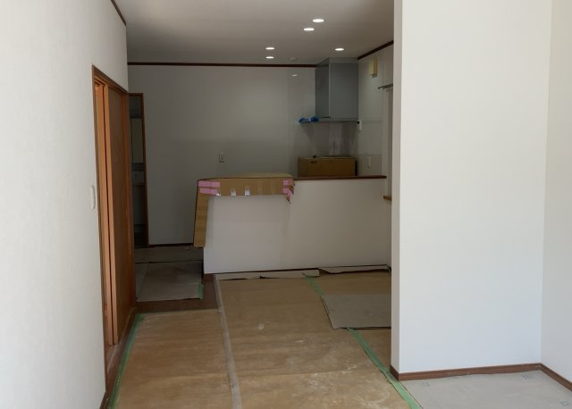 直線タイプはLとDKを一直線に並べた形で対面キッチンのタイプです。一般的なのでよく見かけるかもしれません。直線タイプに似た直接アイランドタイプは、キッチンとダイニングの間に壁がない分広く感じられます。