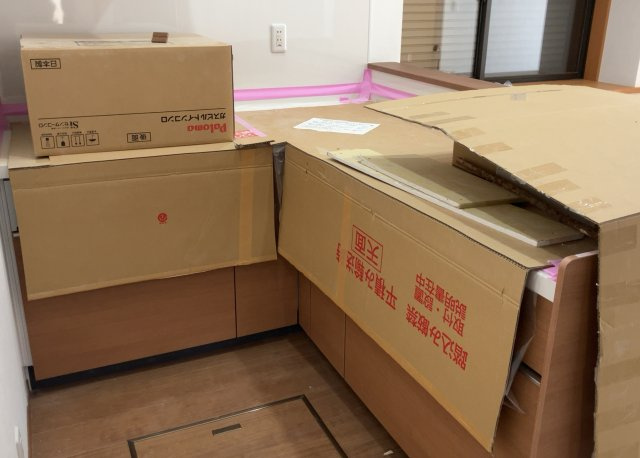 標準的なシステムキッチンの横幅は、165cm～300cm程度です。2100・2400・2550・2700などミリ単位で表記されます。普段どのように料理をするのかを想定しながら合ったサイズを選びましょう