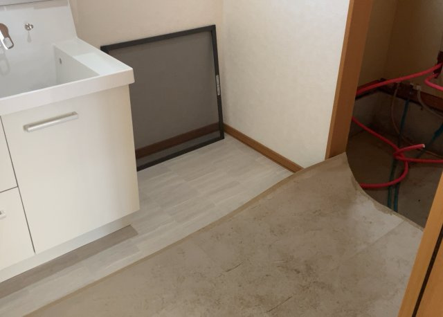 多くの戸建て住宅で見かける洗面脱衣所は、洗面台と洗濯機が2畳ほどのスペースに並べられていて、洗面所が脱衣所を兼ね備えている間取りが一般的です。お客様が利用することもある、パブリックな空間でもあります。