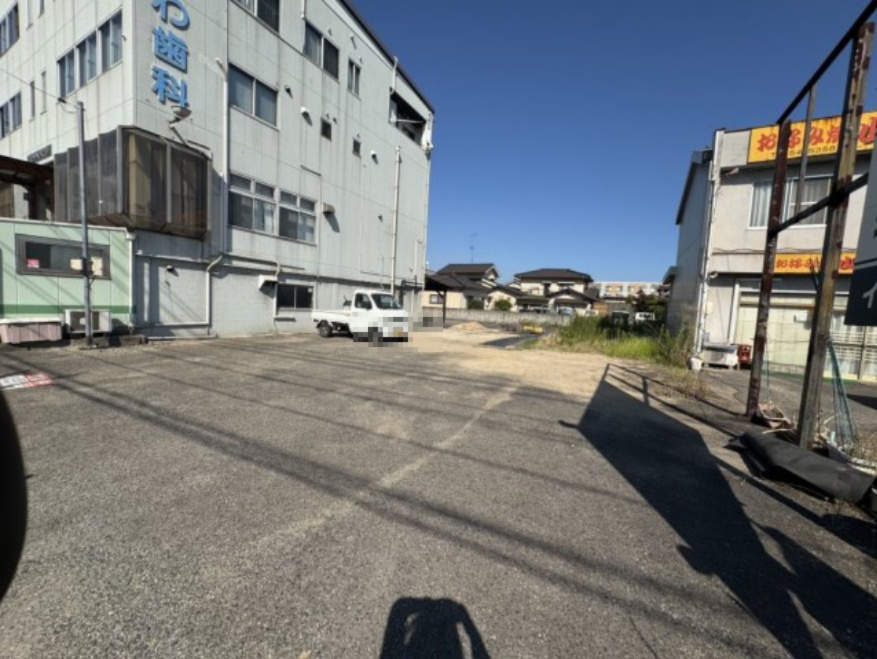 前面は舗装済みで駐車スペースとして活用可能、奥はゆったりとした更地で建築や庭づくりに最適です。家庭菜園や物置も設置でき、多彩な活用が可能です。建築条件はなく自由設計ができます。