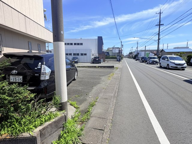 西側の接道。幹線道路沿いで便利な立地です。