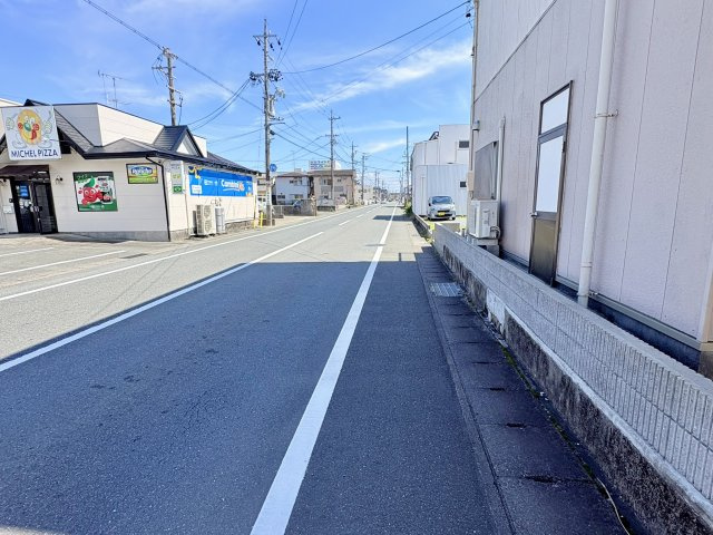 西側の接道は幅員9.7m。