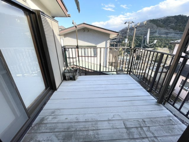 バルコニーは、室外の専用スペースのうち、「屋根がなく開放された空間」であるものを指します。ベランダより広いタイプのものが多く、日当たりもよいため家庭菜園などを楽しみたい人にとって適した環境となります。