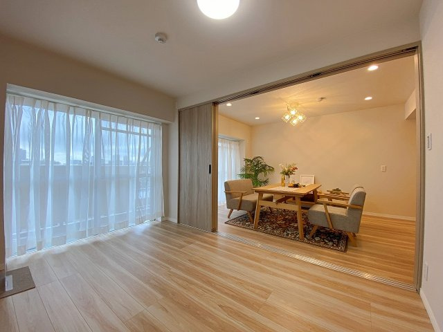 独立性が高く落ち着いた時間を過ごせる洋室6.01帖！ゆとりある広さを確保しているため、大型の家具や収納も無理なく配置可能です。快適な睡眠環境を整えやすく、プライベート空間として重宝するお部屋です。