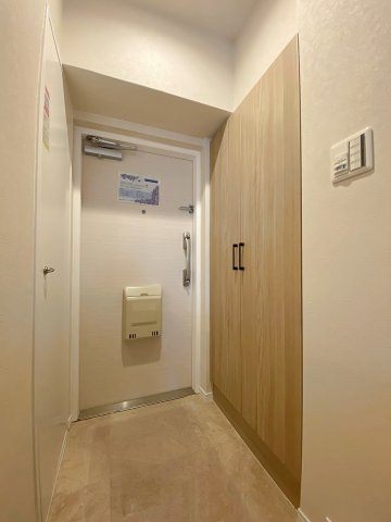 住まいの顔である玄関は、清潔感のある上品な空間に仕上がっています。姿見や収納を置くスペースもあり、身支度を整えて気持ちよく外出できます。訪れるお客様を気持ちよく迎え入れられる洗練された印象です。