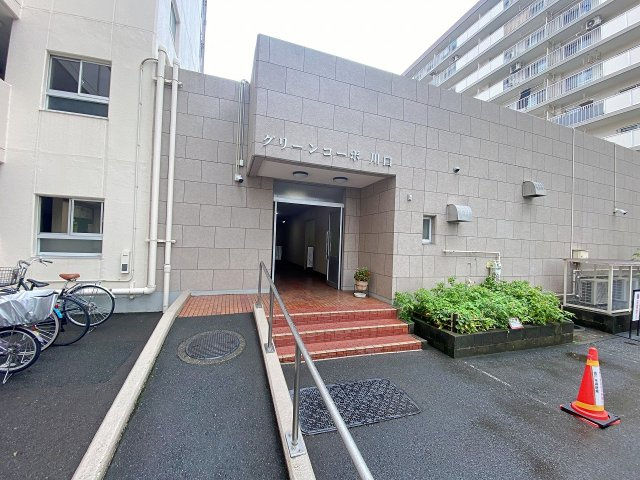 重厚感と気品があふれるアプローチが住まう方や訪れる方を温かく迎え入れます。管理体制の良さが伺える綺麗な佇まいは物件の価値を高め、毎日気持ちよく帰宅できる安心感と快適さを提供してくれます。