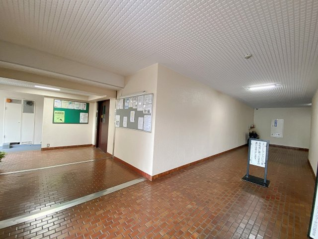 清潔感に満ちたエントランスホールは、住まいの第一印象を高める上質な空間です。明るく整備された共用部は防犯性や居住性の高さも実感でき、日々の暮らしに心からの安心感と誇りをもたらしてくれます。