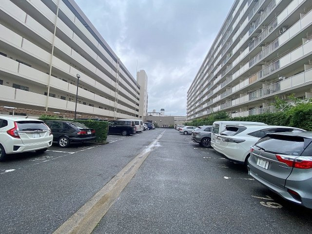 敷地内に確保された便利な駐車場スペース。大切なお車を身近に保管できるため、日々の通勤やお買い物、週末のドライブやお出かけもスムーズにスタートできます。空き状況等はお気軽にお問い合わせください。