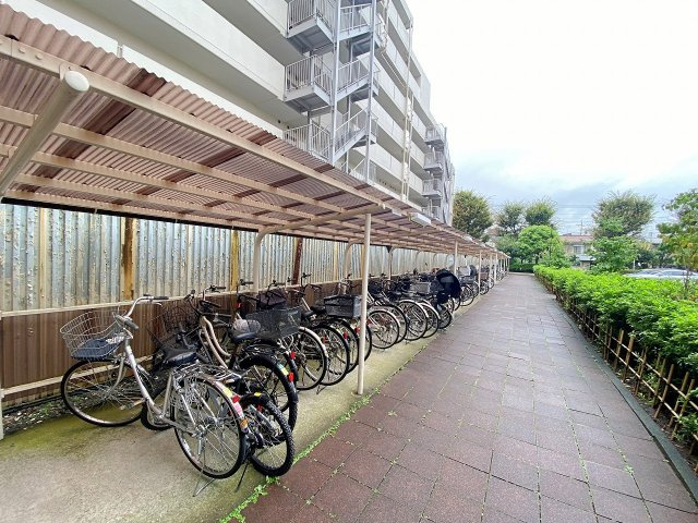 屋根付きで雨や日差しから大切な自転車を守れる敷地内駐輪場。整然と管理されており、日常のお買い物や通勤・通学での自転車利用も快適です。空き状況や利用詳細につきましては気軽にお問合せください。
