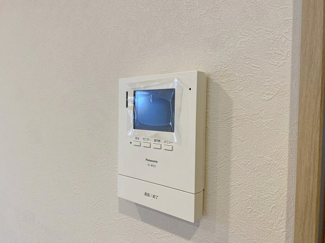 訪問者の顔を室内からしっかり確認できるTVモニター付きインターホン！録画機能や応答機能を備え、防犯性を大きく高めます。一人のお留守番や小さなお子様がいるご家庭でも安心・安全に暮らせます。