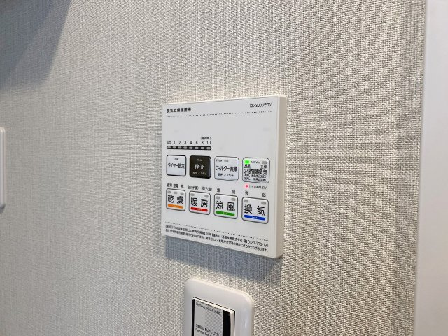 雨の日や夜間でも安心して洗濯物を乾かせる便利な浴室換気乾燥機付き！湿気を効率よく除去してカビの発生を抑えるためお掃除の手間も省けます。天候を気にせず快適に洗濯ができる大変重宝する設備です。