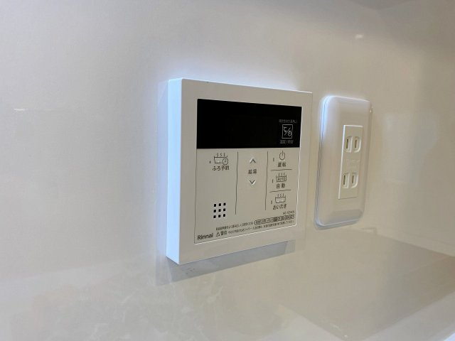 スイッチひとつでいつでも適温のお湯を張れる便利な追い炊き機能付き！生活リズムが異なるご家族でも、それぞれが好きなタイミングで温かいお風呂に入れます。毎日のバスタイムをより快適にする人気設備です。