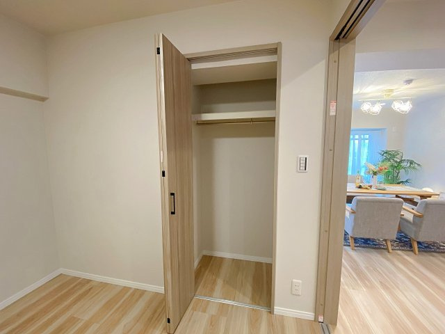 衣類や生活用品をすっきりと整理整頓できる機能的なクローゼット！お部屋の有効スペースを広々と活用できるため、室内を常に美しく快適な状態に保てます。身の回りの整理や模様替えにも大変重宝する設備です。