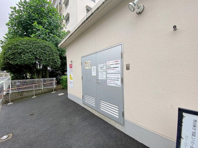敷地内に設置された専用のゴミ捨て場。管理体制が行き届いており、整然と保たれた清潔感のある共用空間です。日々の生活ごみ処理もスムーズに行うことができ、快適な暮らしを陰ながら支えてくれる共用環境です。