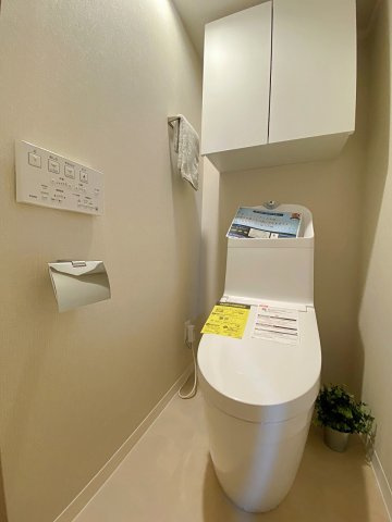 快適な温水洗浄便座に新規交換された清潔感あふれるトイレ空間！衛生面や手入れのしやすさに配慮された最新設備で、いつでも心地よくお使いいただけます。毎日の生活に欠かせない場所だからこそ快適に整えました。